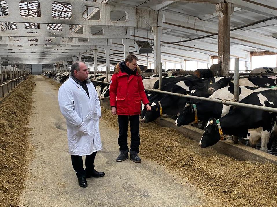 Борис Шемякин посетил крупные молочные комплексы в Рыбновском районе